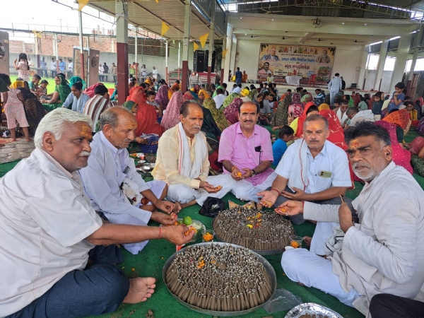 मिट्टी के शिवलिंगों से सजा हरदैनिया पैलेस, गूंजे हर-हर महादेव के जयकारे