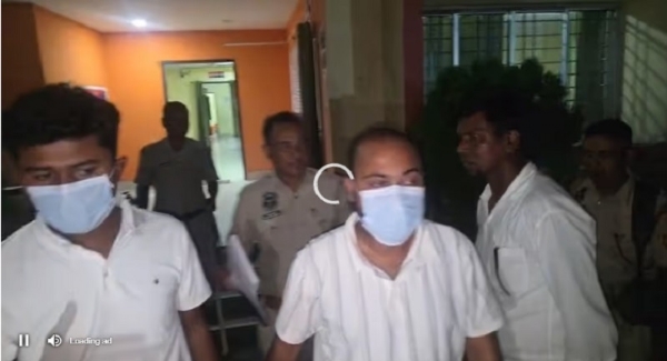 असमः चिरांग जिले में दो पोर्टल पत्रकारों को गिरफ्तार कर ले जाती पुलिस