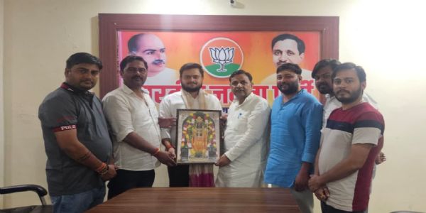 अयोध्या : प्री-नेशनल शूटिंग प्रतियोगिता के लिए चयनित यश पाठक का भाजपा कार्यालय में हुआ स्वागत