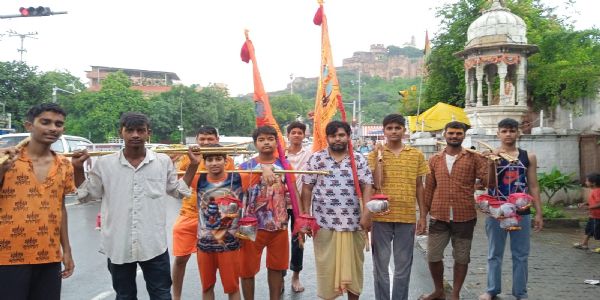 बारिश के बीच परवान चढ़ी शिवभक्ति: गलता से निकली कांवड़ियों की कतार