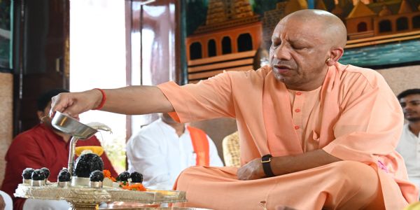 मुख्यमंत्री योगी आदित्यनाथ ने गोरखपुर में किया रुद्राभिषेक
