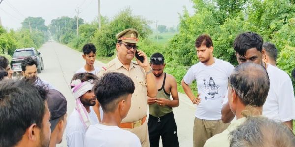 औरैया में युवकाें ने डीजे लदी पिकअप और कार पर बरसाए डंडे, शीशे तोड़े