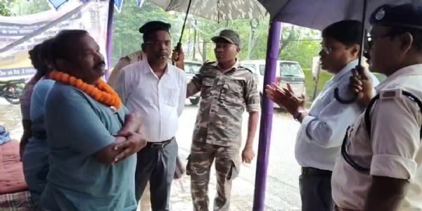 एसीसी सीमेंट फैक्ट्री बंद होने से बचाने की मांग को लेकर सत्याग्रह छह घंटे बाद समाप्त, त्रिपक्षीय वार्ता का आश्वासन