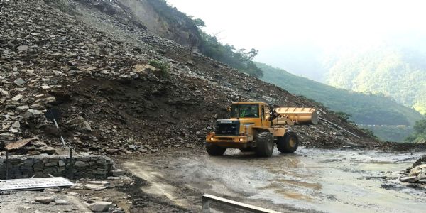 नेपाल में भारी बारिश से कई इलाकों में भूस्खलन, प्रमुख राजमार्गों पर यातायात प्रभावित