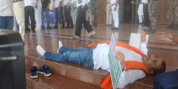 विधानसभा के मुख्य द्वार पर लेटे आजसू विधायक तिवारी महतो, जेपीएससी-जेएसएससी गड़बड़ी की सीबीआई जांच की मांग