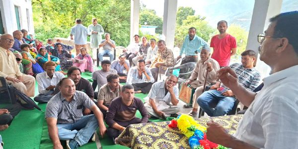 ग्रामीणाें ने उठाई सड़क निमार्ण और पेयजल बिलाें की समस्याएं
