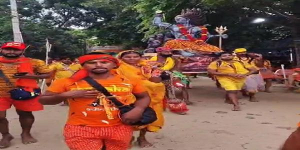 देवघर मार्ग पर आकर्षण का केंद्र बनी कोलकाता की 150 किलो की 