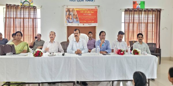 देवरिया सीडीओ ने बच्चों के साथ किया कृमिनाशक दवा का सेवन