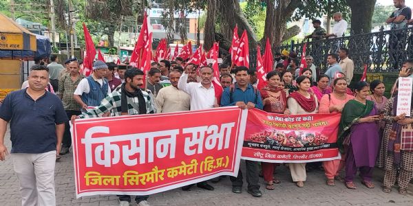 केन्द्र सरकार के खिलाफ संयुक्त मोर्चे ने किया नाहन में प्रदर्शन