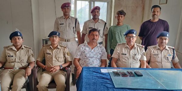 सीवान जंक्शन पर यात्री सामान चोरी करने वाला शातिर गिरफ्तार, तीन मोबाइल व पावर बैंक बरामद
