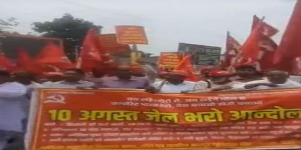 देवरिया में किसानों ने जेल भरो आंदोलन के तहत किया प्रदर्शन, राष्ट्रपति के नाम डीएम को सौंपा मांगपत्र