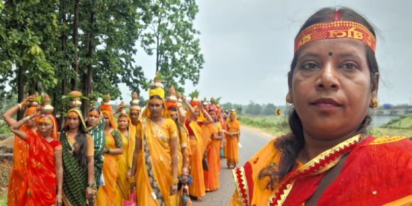बक्सपुर में 101 महिलाओं ने निकाली कलश यात्रा, शिवालय में किया जलाभिषेक