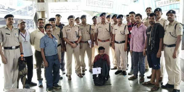आरपीएफ ने धनबाद स्टेशन से 6.18 किलो गांजा किया बरामद