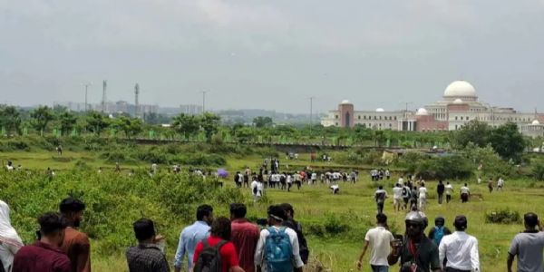 विधानसभा घेराव : बैरिकेडिंग तोड़कर विधानसभा के करीब पहुंचे छात्र, वाटर कैनन और लाठीचार्ज से रोकने की कोशिश