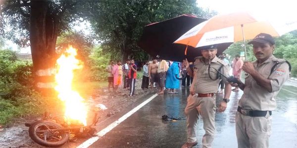 धू-धूकर जली बाइक, पुलिस की तत्परता से टला बड़ा हादसा