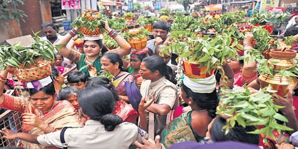 हैदराबाद : महाकाली घटम विसर्जन के साथ संपन्न हुआ बोनालू उत्सव