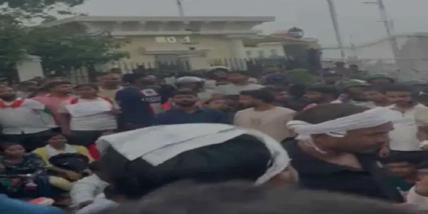 (अपडेट) विधानसभा घेराव में उग्र हुए छात्र, सात स्तर की बैरिकेडिंग तोड़कर गेट नंबर-एक तक पहुंचे