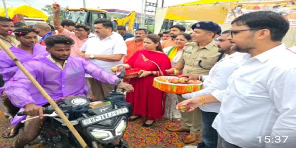 जिला प्रशासन ने कवाड़ियों पर की पुष्पवर्षा, फल बांटे