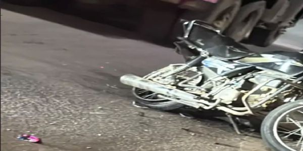 तेज रफ्तार कार ने बाइक सवार परिवार को कुचला, पिता-बेटी की मौत; मां-बेटा गंभीर