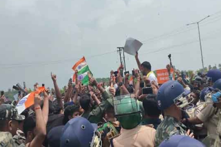 विधायक जयराम महतो छात्रों को समझाते हुए विधायक जयराम महतो छात्रों को समझाते हुए