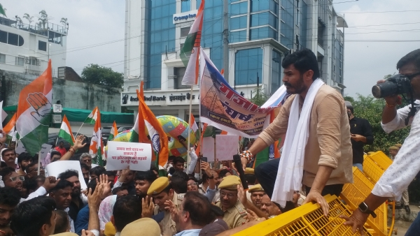 जलभराव और बदहाल सड़कों पर कांग्रेस का हल्लाबोल: वाटर कैनन के बीच निगम मुख्यालय घेरा