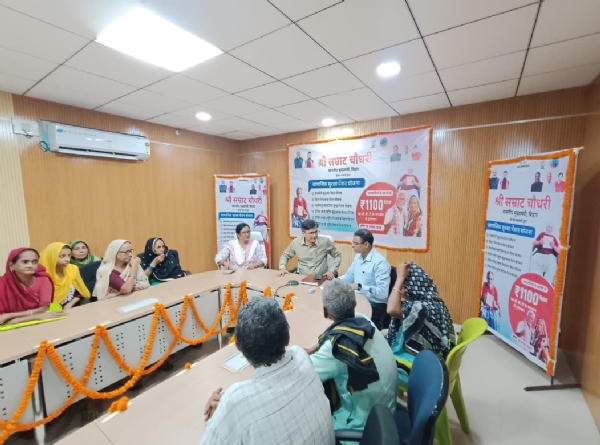 अररिया फोटो:समाहरणालय में आयोजित कार्यक्रम में अधिकारी और लाभुक