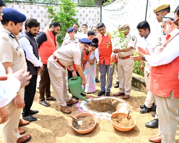 गृह रक्षा प्रशिक्षण केंद्र में ‘हरियालो राजस्थान’ के तहत हुआ पौधारोपण गृह रक्षा प्रशिक्षण केंद्र में ‘हरियालो राजस्थान’ के तहत हुआ पौधारोपण