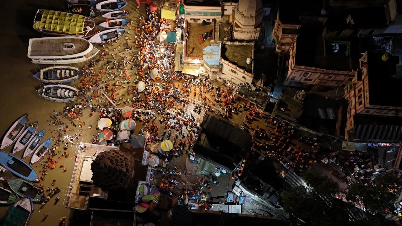 श्री काशी विश्वनाथ दरबार में कतारबद्ध श्रद्धालु ,ड्रोन से ली गई तस्वींरे श्री काशी विश्वनाथ दरबार में कतारबद्ध श्रद्धालु ,ड्रोन से ली गई तस्वींरे