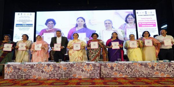 कर्नाटक सरकार के साथ करार के मौके पर महिला आयोग की अध्यक्ष विजया रहाटकर के साथ कई अधिकारीगण कर्नाटक सरकार के साथ करार के मौके पर महिला आयोग की अध्यक्ष विजया रहाटकर के साथ कई अधिकारीगण