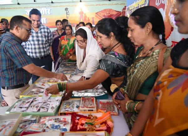 कलेक्टर श्री महोबे ने स्व-सहायता समूह की महिलाओं से खरीदी हस्तनिर्मित राखियां कलेक्टर श्री महोबे ने स्व-सहायता समूह की महिलाओं से खरीदी हस्तनिर्मित राखियां