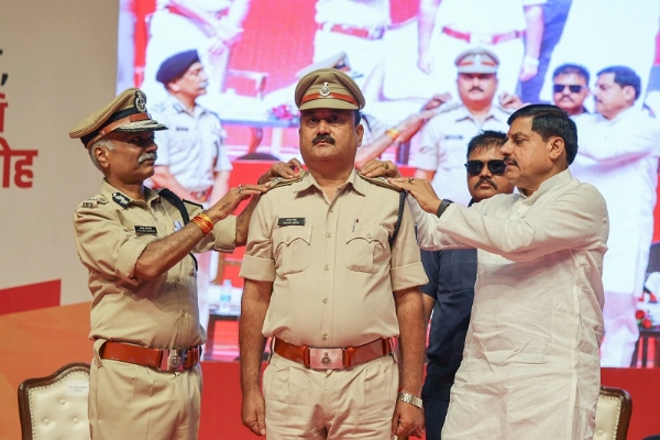 मुख्यमंत्री पदोन्नत अधिकारी-कर्मचारियों को बैज लगाते हुए मुख्यमंत्री पदोन्नत अधिकारी-कर्मचारियों को बैज लगाते हुए