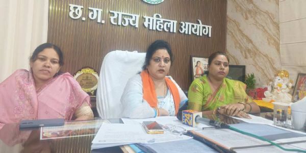 छत्तीसगढ़ राज्य महिला आयोग की अध्यक्ष डॉ. ममता साहू एवं सदस्य सरला कोसरिया, ओजस्वी मंडावी व दीपिका शोरी छत्तीसगढ़ राज्य महिला आयोग की अध्यक्ष डॉ. ममता साहू एवं सदस्य सरला कोसरिया, ओजस्वी मंडावी व दीपिका शोरी