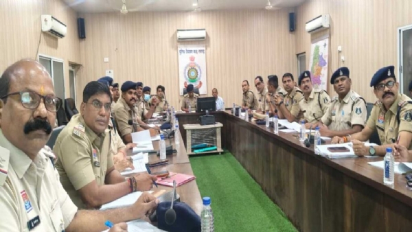 पुलिस समीक्षा बैठक
