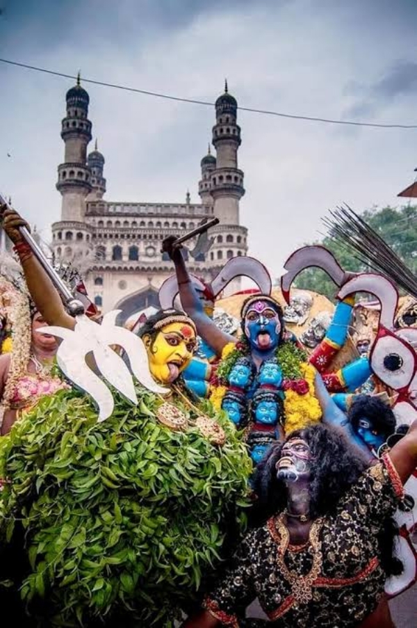 पुराने हैदराबाद शहर में बोनालू का घटम जुलूस पुराने हैदराबाद शहर में बोनालू का घटम जुलूस