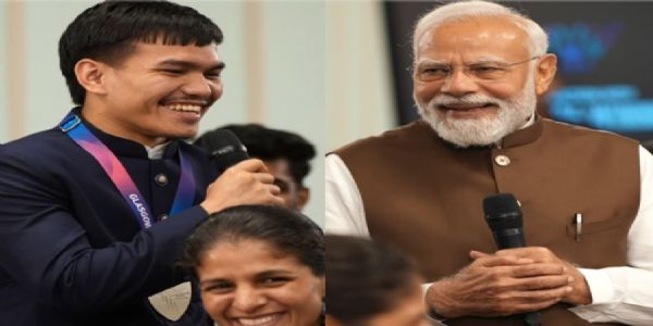 प्रधानमंत्री मोदी से बात करते जादुमणि प्रधानमंत्री मोदी से बात करते जादुमणि