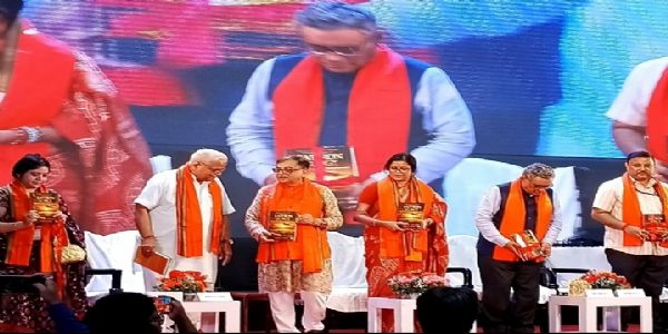 कोलकाता में भैया जी जोशी के हाथों हुआ सैफरन सर्ज पुस्तक का विमोचन कोलकाता में भैया जी जोशी के हाथों हुआ सैफरन सर्ज पुस्तक का विमोचन