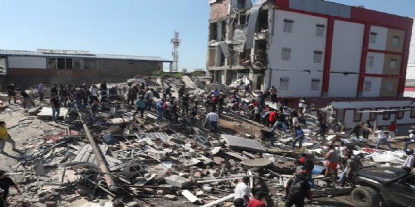 कोलंबिया के कैली में राहत और बचावकर्मी मलबे में खोजबीन करते। फोटो - इंटरनेट मीडिया