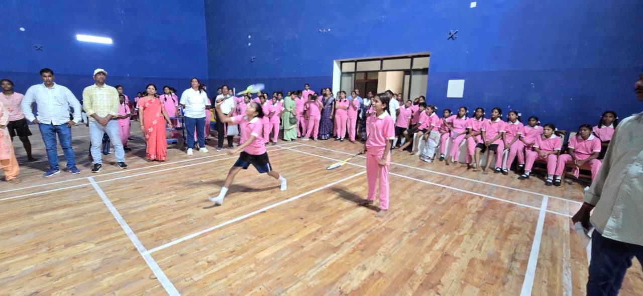 कस्तूरबा गांधी विद्यालय की बालिकाएं इंदिरा गांधी स्टेडियम में खेलते हुए कस्तूरबा गांधी विद्यालय की बालिकाएं इंदिरा गांधी स्टेडियम में खेलते हुए