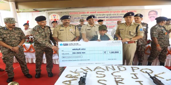 आत्मसमर्पण कराने वाले इनामी जोनल कमांडर सालुका कयाम उर्फ भुवनेश्वर, कोदोमुनी कोड़ा, अनिता तामसोय उर्फ अनिता कयाम और पिंकी और संबोधित करते कोल्हान डीआईजी अनुरंजन किस्टोपा आत्मसमर्पण कराने वाले इनामी जोनल कमांडर सालुका कयाम उर्फ भुवनेश्वर, कोदोमुनी कोड़ा, अनिता तामसोय उर्फ अनिता कयाम और पिंकी और संबोधित करते कोल्हान डीआईजी अनुरंजन किस्टोपा