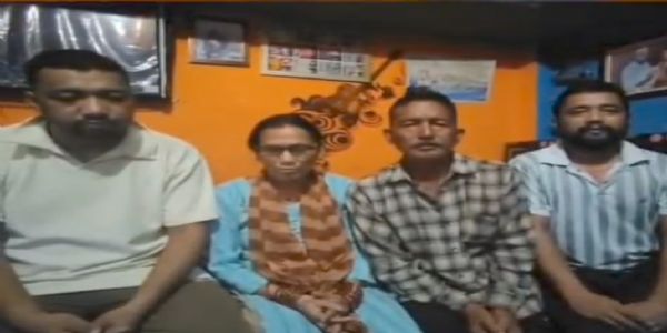 रूस से वतन लौटे युवक परिजन के साथ। रूस से वतन लौटे युवक परिजन के साथ।