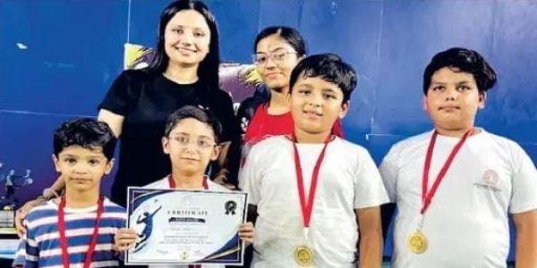 बैडमिंटन टूर्नामेंट में विजेता खिलाड़ी।