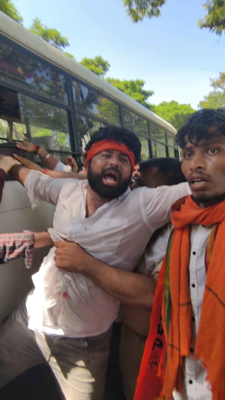 एबीवीपी कार्यकर्ता को बसों पर डिटेन करते पुलिस