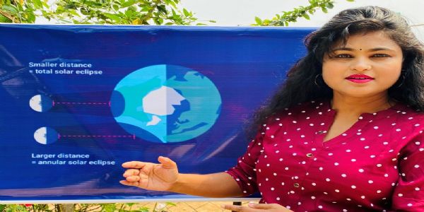 सूर्य ग्रहण की वैज्ञानिक जानकारी देते हुए विज्ञान प्रसारक सारिका घारू सूर्य ग्रहण की वैज्ञानिक जानकारी देते हुए विज्ञान प्रसारक सारिका घारू