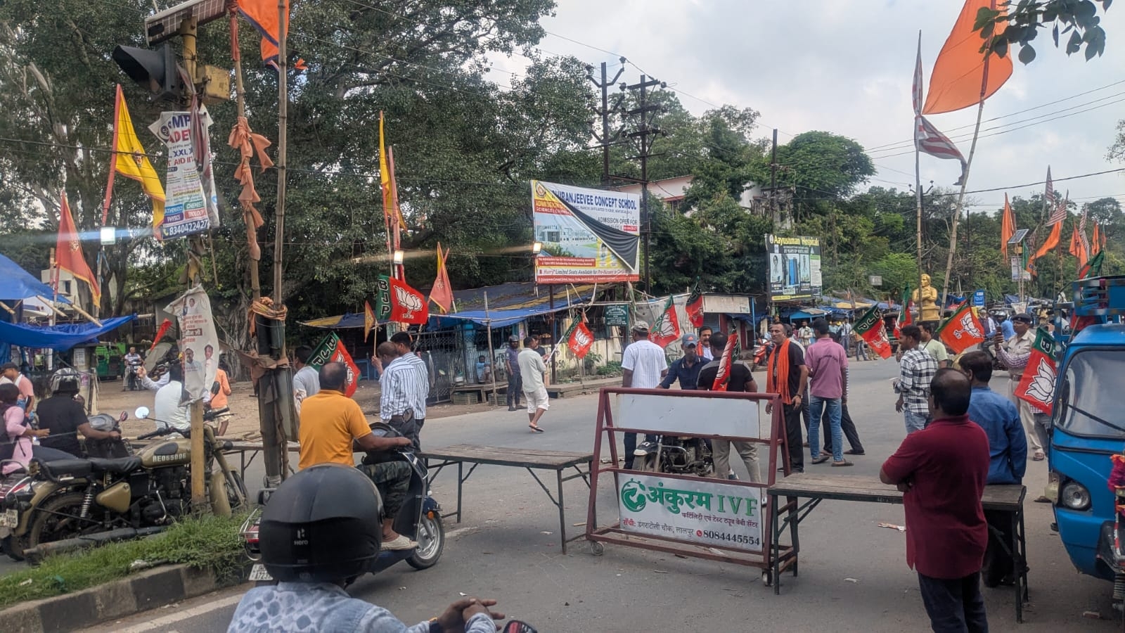बैंड के समर्थन में उतरे भाजपा कार्यकर्ता बैंड के समर्थन में उतरे भाजपा कार्यकर्ता