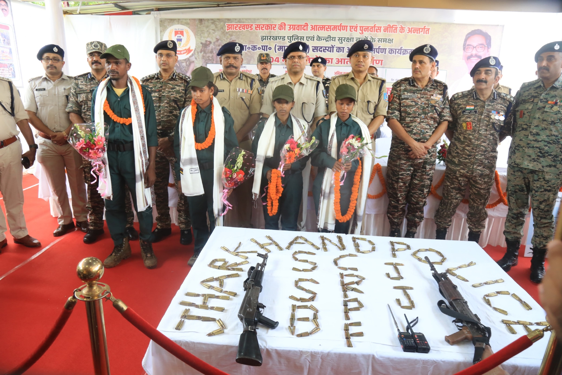 आत्मसमर्पण कराने वाले इनामी जोनल कमांडर सालुका कयाम उर्फ भुवनेश्वर, कोदोमुनी कोड़ा, अनिता तामसोय उर्फ अनिता कयाम और पिंकी और संबोधित करते कोल्हान डीआईजी अनुरंजन किस्टोपा आत्मसमर्पण कराने वाले इनामी जोनल कमांडर सालुका कयाम उर्फ भुवनेश्वर, कोदोमुनी कोड़ा, अनिता तामसोय उर्फ अनिता कयाम और पिंकी और संबोधित करते कोल्हान डीआईजी अनुरंजन किस्टोपा