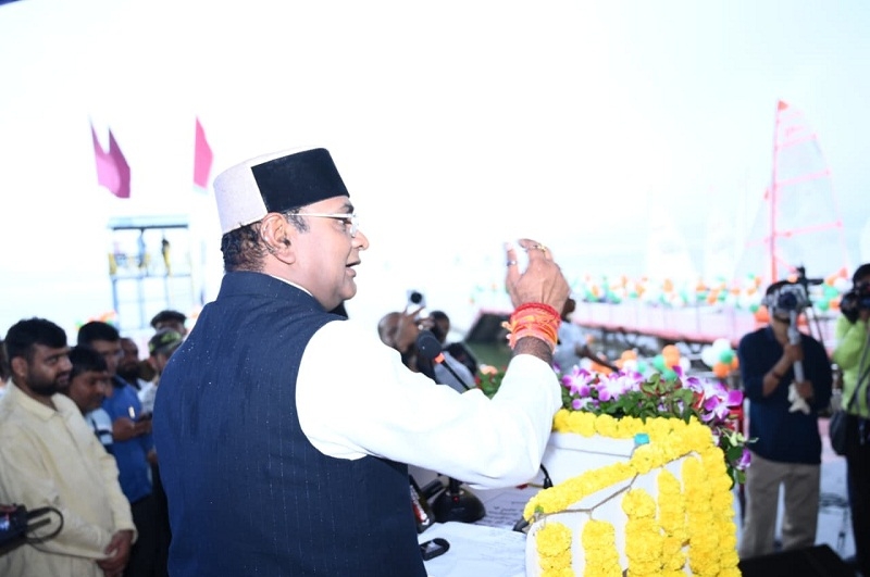 राजा भोज मल्टीक्लास नेशनल सेलिंग चैंपियनशिप के शुभारंभ कार्यक्रम को संबोधित करते हुए मंत्री सारंग राजा भोज मल्टीक्लास नेशनल सेलिंग चैंपियनशिप के शुभारंभ कार्यक्रम को संबोधित करते हुए मंत्री सारंग