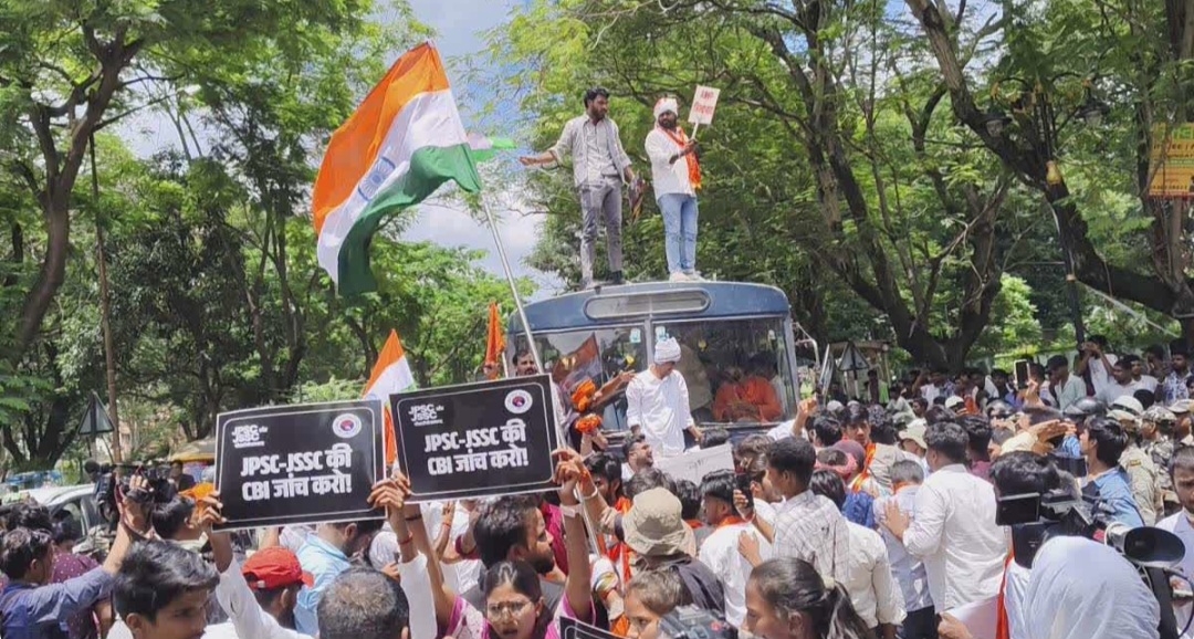 प्रदर्शन करते एबीवीपी कार्यकर्ता
