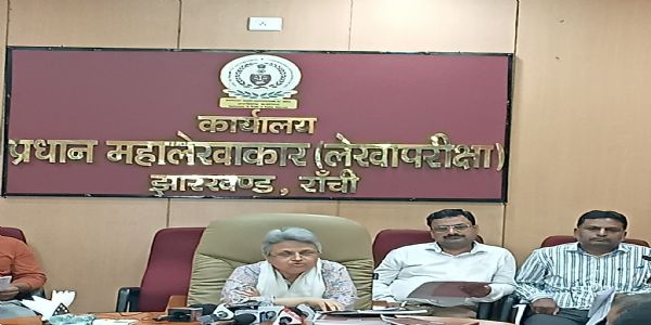 प्रधान महालेखाकार प्रेस वार्ता करते हुए प्रधान महालेखाकार प्रेस वार्ता करते हुए