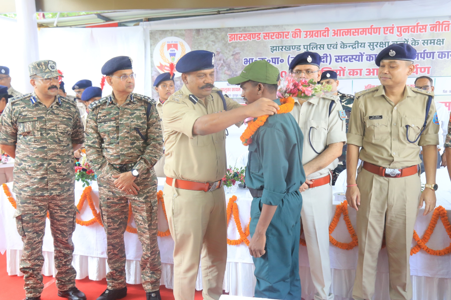 आत्मसमर्पण कराने वाले इनामी जोनल कमांडर सालुका कयाम उर्फ भुवनेश्वर, कोदोमुनी कोड़ा, अनिता तामसोय उर्फ अनिता कयाम और पिंकी और संबोधित करते कोल्हान डीआईजी अनुरंजन किस्टोपा आत्मसमर्पण कराने वाले इनामी जोनल कमांडर सालुका कयाम उर्फ भुवनेश्वर, कोदोमुनी कोड़ा, अनिता तामसोय उर्फ अनिता कयाम और पिंकी और संबोधित करते कोल्हान डीआईजी अनुरंजन किस्टोपा
