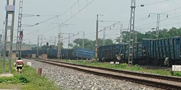बरकाकाना-सोननगर रेलखंड पर मालगाड़ी के 11 डिब्बे पटरी से उतरे, डाउन लाइन पर परिचालन प्रभावित